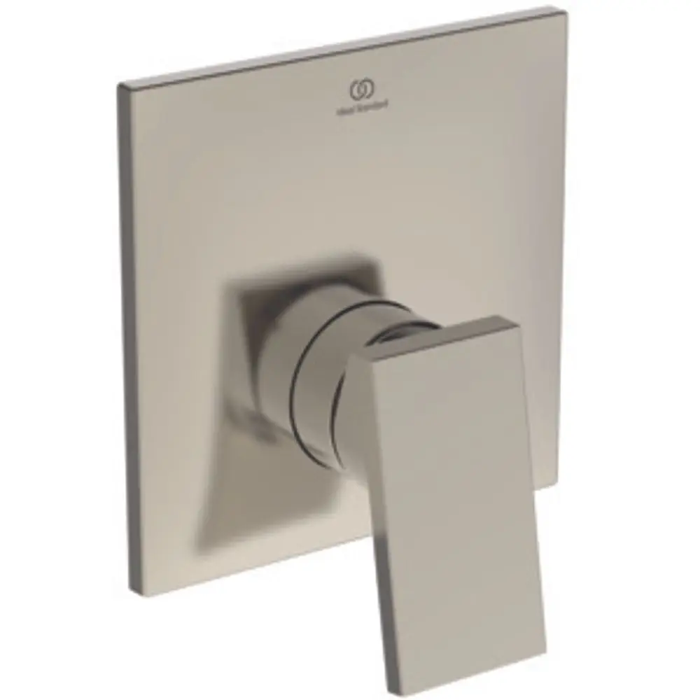 Brausearmatur in Silber mit quadratischem Bedienfeld und hebelartigem Auslauf. Logo von Ideal Standard auf der oberen Fläche.